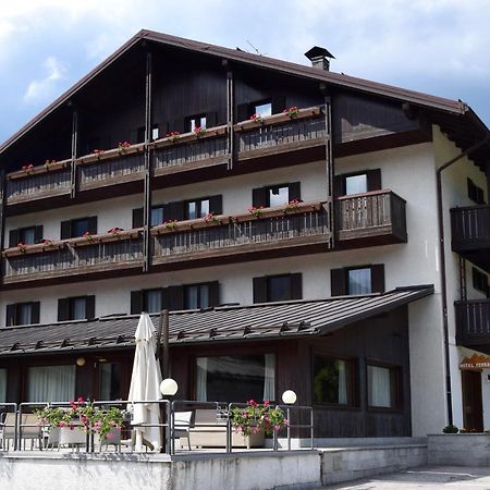 Hotel Ferrari ピンツォーロ エクステリア 写真