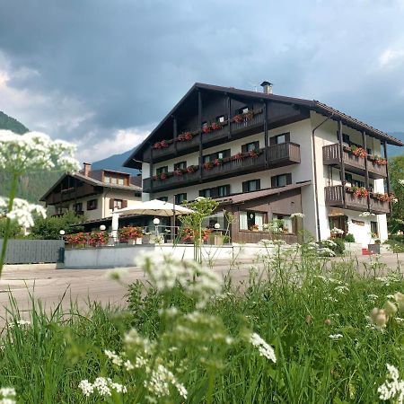 Hotel Ferrari ピンツォーロ エクステリア 写真