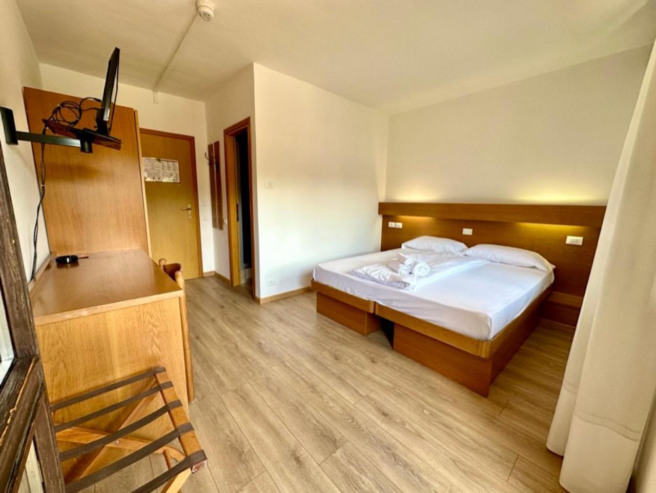 Hotel Ferrari ピンツォーロ エクステリア 写真